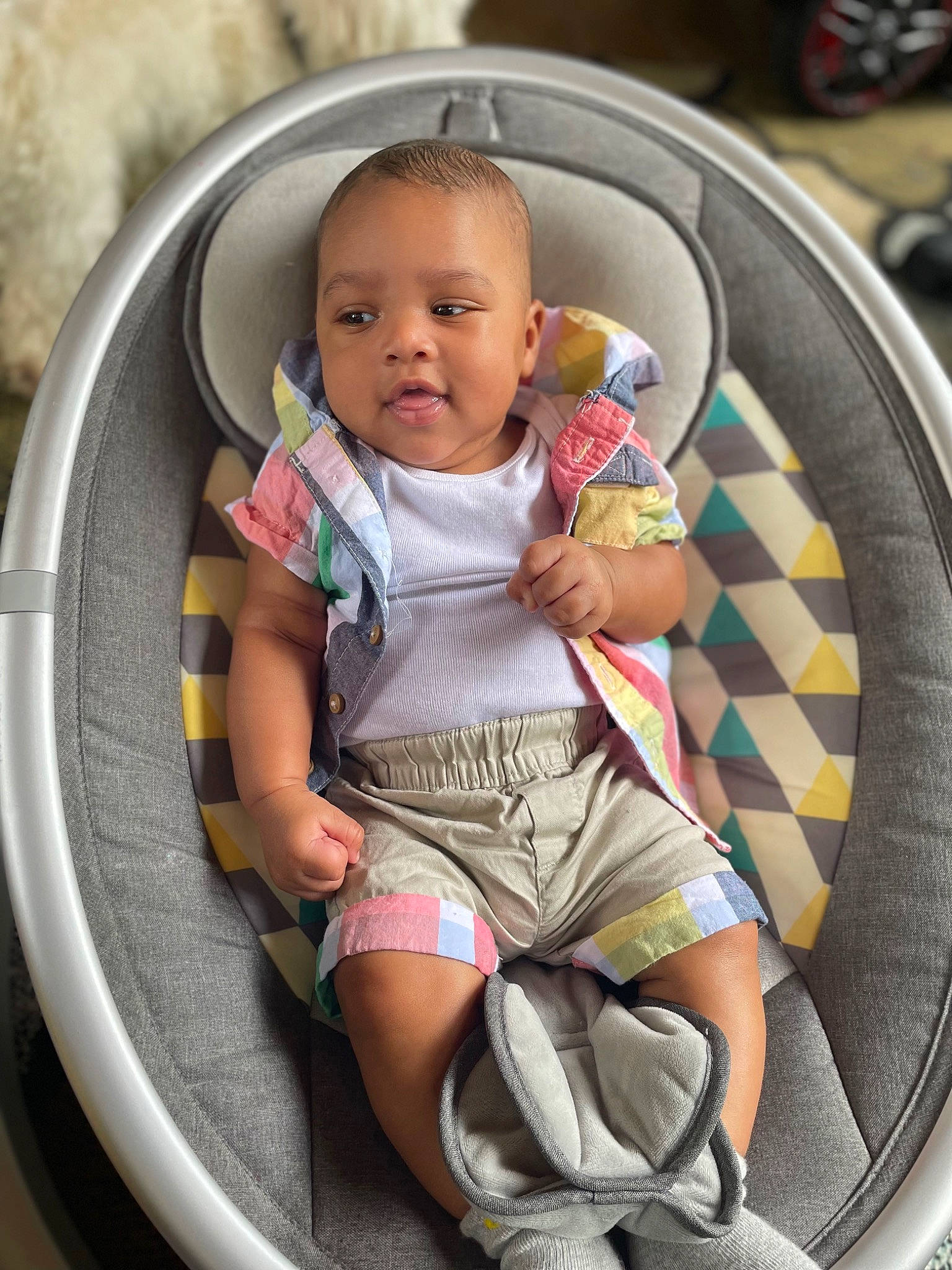 John is registered to the contest to win money with this photo: auto_part, baby, baby_carriage, baby_products, baby_safety, baby_toddler_clothing, beauty, car_seat, child, circle, comfort, design, facial_expression, fun, head, human, person, product, sitting, thigh