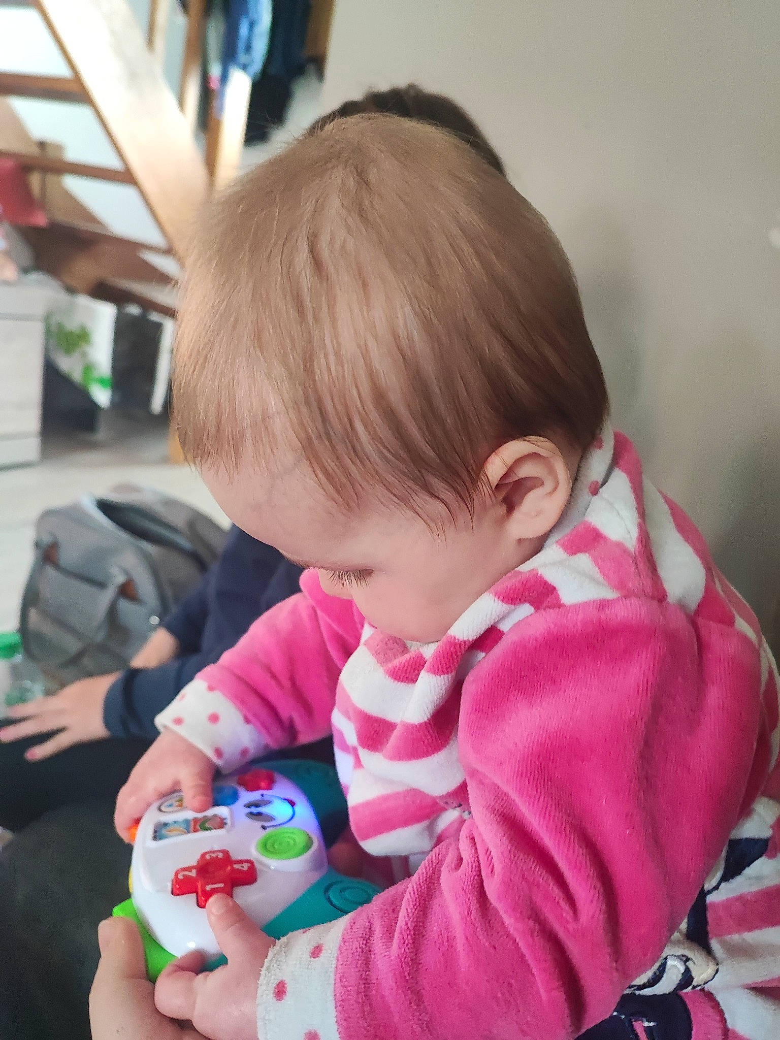 Margaux a rejoint le concours — aidez-le/la à gagner de superbes lots ! baby, baby_playing_with_toys, baby_products, baby_toddler_clothing, cheek, child, fun, gadget, grass, hand, happy, head, holiday, nail, person, play, sitting, skin, sleeve, toddler