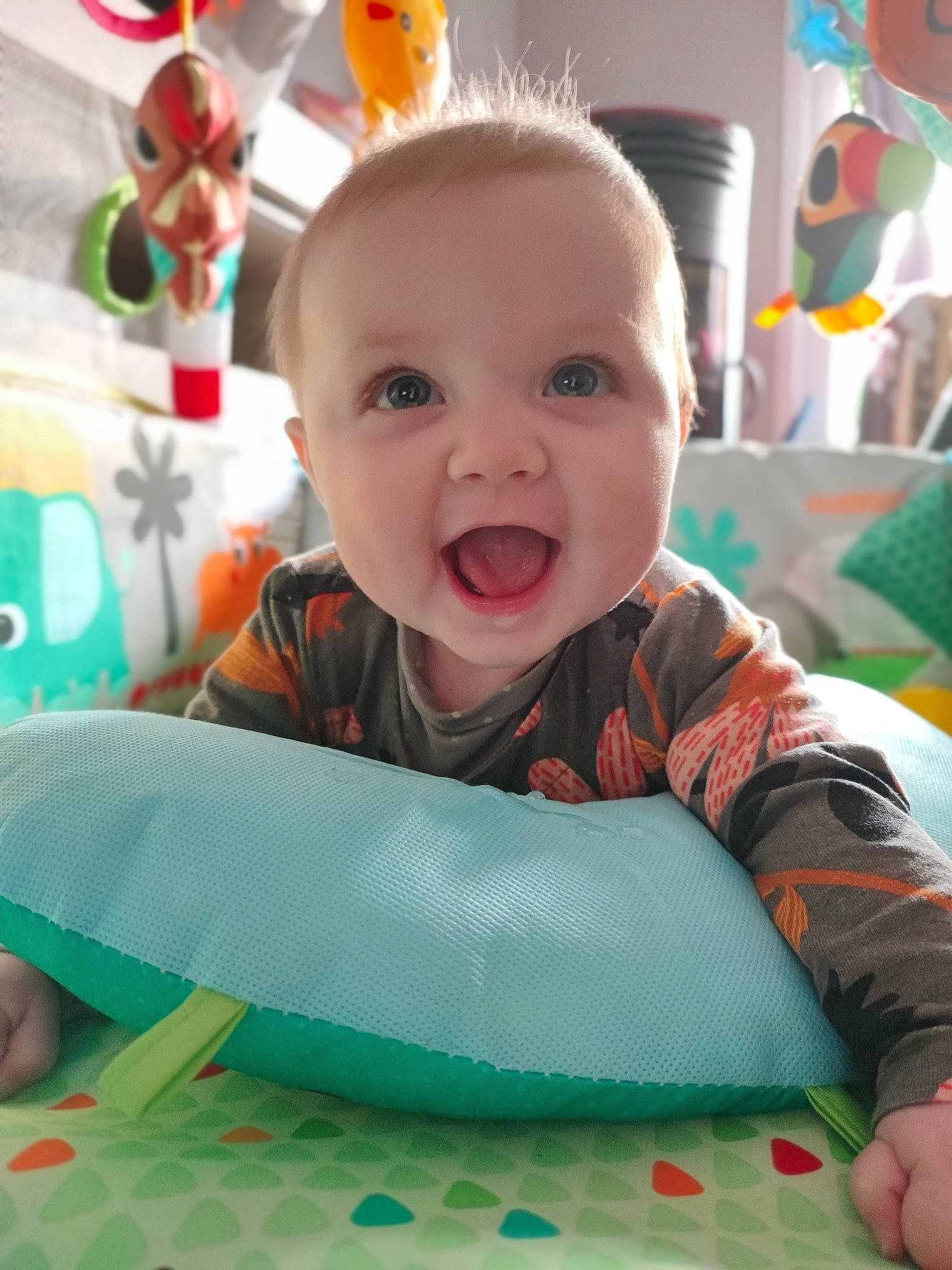 Margaux participe au concours pour gagner de l'argent avec cette photo : baby, baby_playing_with_toys, baby_toddler_clothing, cheek, child, comfort, facial_expression, fun, green, happy, head, linens, mammal, people, person, skin, sleeve, smile, t_shirt, toddler