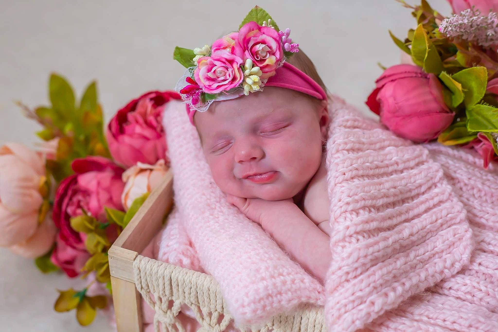 Margaux a rejoint le concours — aidez-le/la à gagner de superbes lots ! baby, baby_toddler_clothing, cap, child, flower, flower_arranging, happy, headband, headgear, headpiece, headwear, magenta, person, petal, pink, plant, product, rose, skin, sun_hat