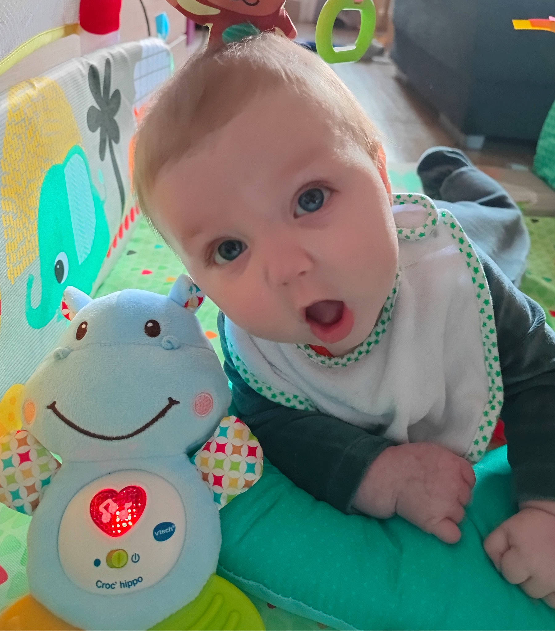Lise a rejoint le concours — aidez-le/la à gagner de superbes lots ! baby, baby_products, baby_toddler_clothing, baby_toys, cheek, child, facial_expression, fun, green, happy, head, mammal, person, plush, skin, smile, stuffed_toy, surprise, textile, toddler