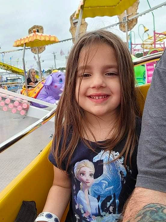 Melody is registered to the contest to win money with this photo: beauty, child, chin, city, cool, event, facial_expression, fun, hairstyle, happy, iris, joy, leisure, organ, person, recreation, skin, smile, summer, t_shirt