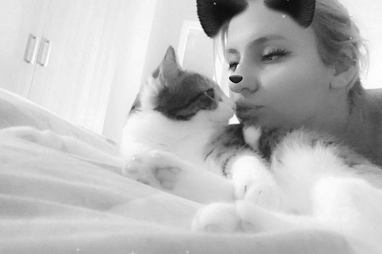 Mya participe au concours pour gagner de l'argent avec cette photo : black_and_white, carnivore, cat, comfort, domestic_short_haired_cat, felidae, fur, mammal, monochrome_photography, paw, small_to_medium_sized_cats, snout, vertebrate, whiskers, white