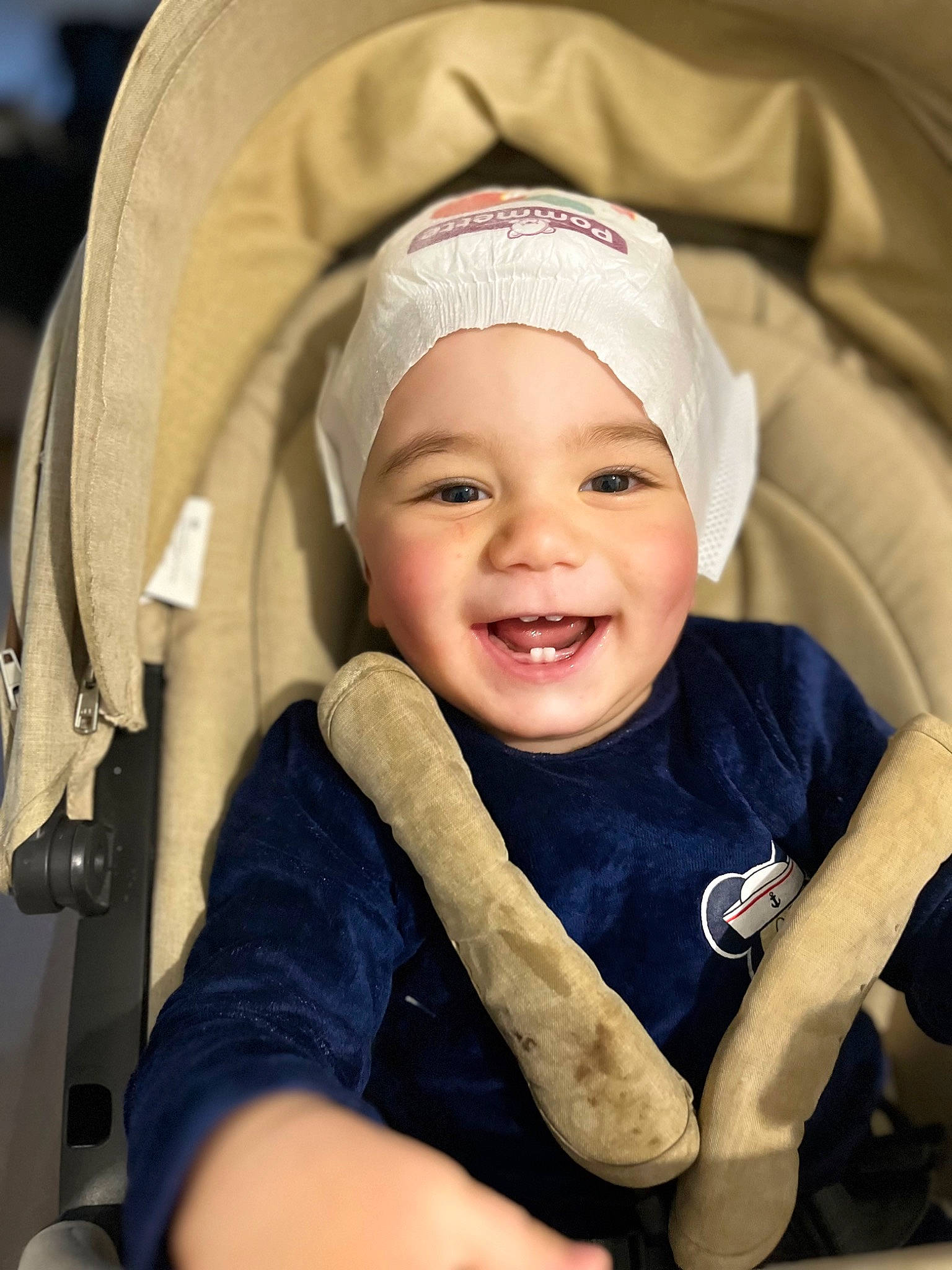 Dyego participe au concours pour gagner de l'argent avec cette photo : baby, baby_products, beanie, cap, car_seat, child, comfort, electric_blue, face, facial_expression, fashion_accessory, fun, gesture, happy, headwear, joy, laugh, people, person, seat_belt