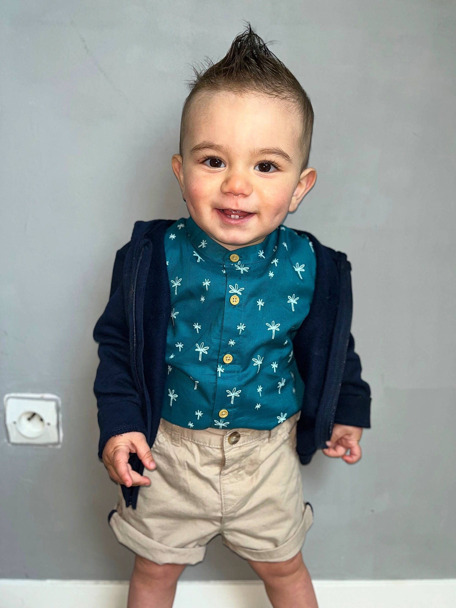 Dyego participe au concours pour gagner de l'argent avec cette photo : arm, azure, baby_toddler_clothing, cheek, collar, denim, dress_shirt, eye, face, hair, happy, human_body, joy, neck, outerwear, person, shoulder, sleeve, smile, standing