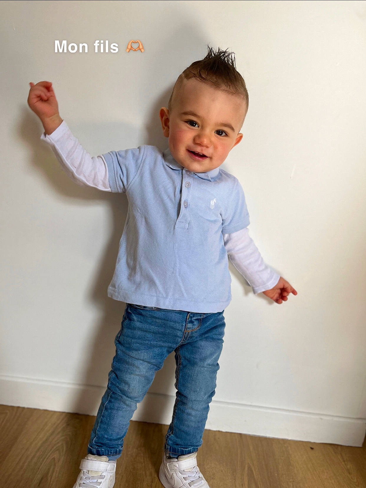 Dyego a rejoint le concours — aidez-le/la à gagner de superbes lots ! arm, clothing, dress_shirt, face, finger, flooring, gesture, hand, happy, human_body, jeans, joint, joy, neck, person, product, shoulder, sleeve, smile, standing