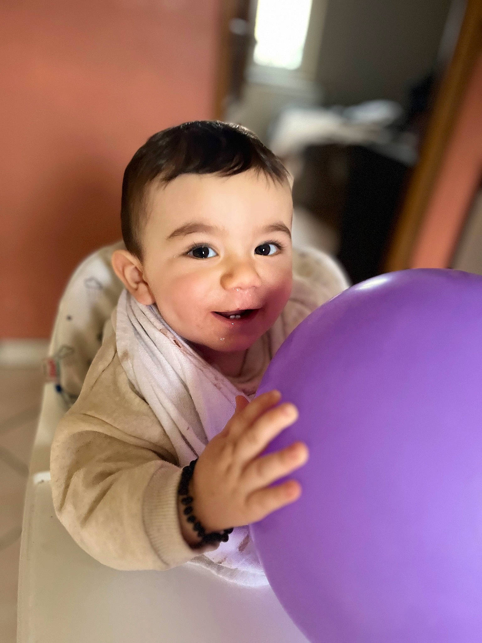 Dyëgo participe au concours pour gagner de l'argent avec cette photo : arm, baby, baby_toddler_clothing, balloon, cheek, child, face, fun, hand, happy, magenta, party_supply, person, play, portrait_photography, room, sitting, skin, sleeve, smile
