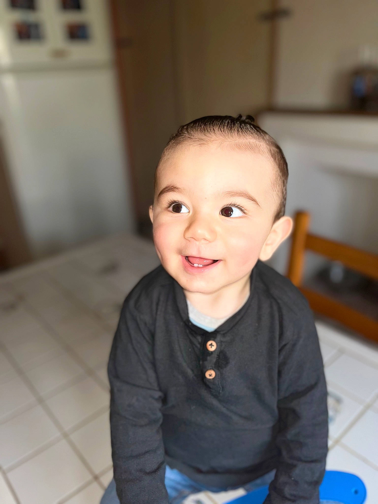 Dyëgo participe au concours pour gagner de l'argent avec cette photo : baby, baby_toddler_clothing, cheek, child, eyelash, face, flash_photography, flooring, fun, happy, hardwood, head, iris, joy, person, sitting, skin, sleeve, smile, t_shirt