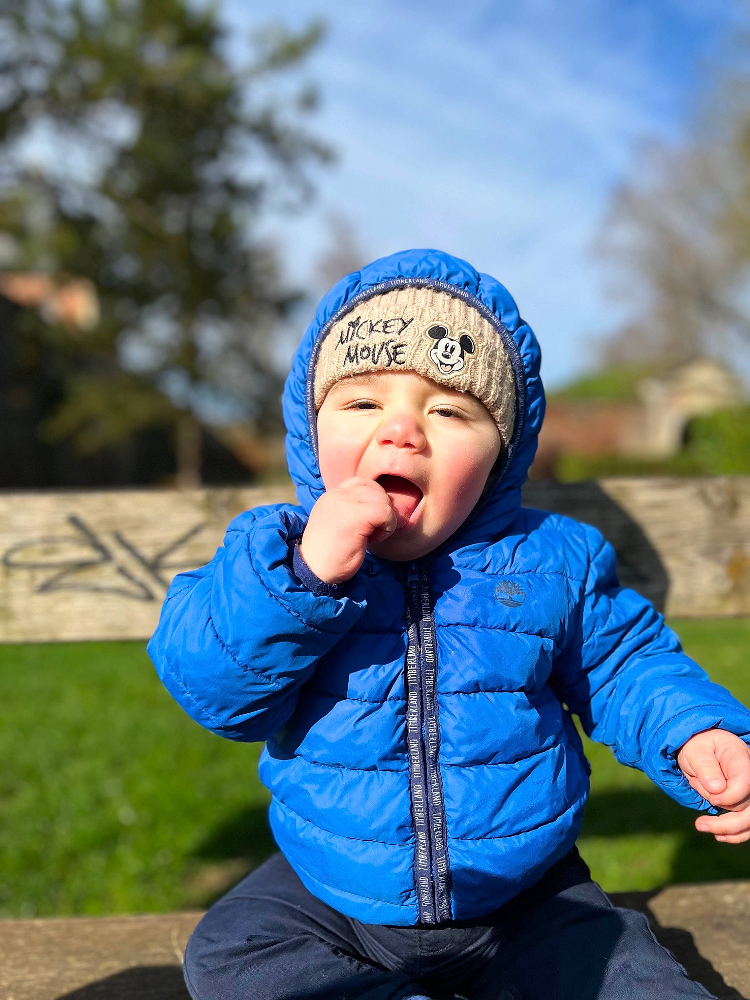 Dyëgo a rejoint le concours — aidez-le/la à gagner de superbes lots ! baby, cap, child, electric_blue, face, flash_photography, fun, grass, grassland, happy, headgear, headwear, jacket, leisure, people_in_nature, person, plant, recreation, sitting, sky