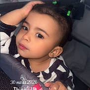 Nellia participe au concours pour gagner de l'argent avec cette photo : toddler, child, indoor, face, hand, sippy_cup, hair_ties, curly_hair, clothing, black_and_white, expression, person, portrait, young_child, cute, baby, resting, looking, pink, toy