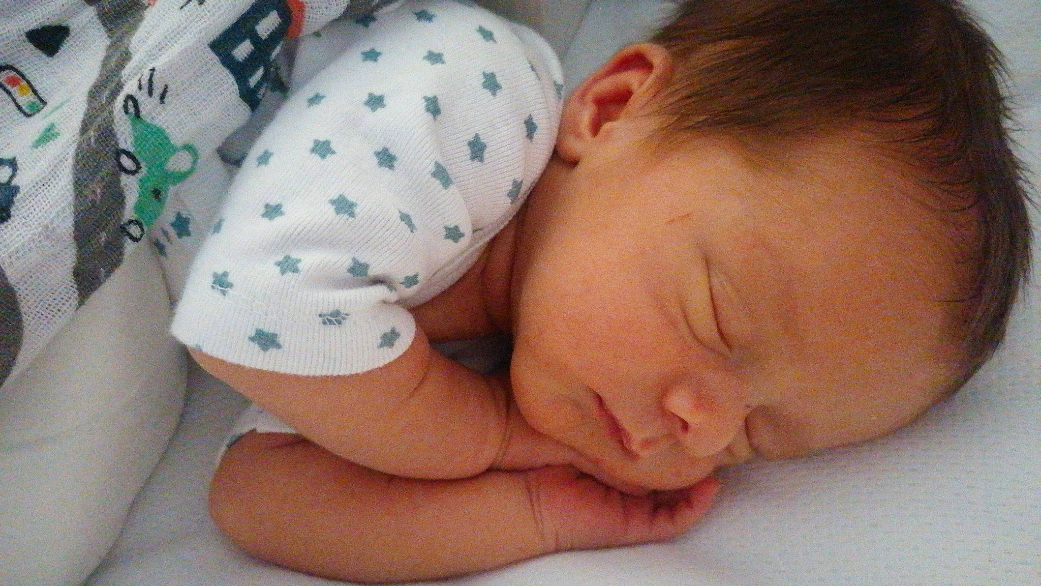 Meziane a rejoint le concours — aidez-le/la à gagner de superbes lots ! baby, baby_products, baby_safety, baby_sleeping, baby_toddler_clothing, bedtime, cheek, child, comfort, linens, mammal, nap, nose, pattern, person, room, skin, sleep, sleeve, thumb