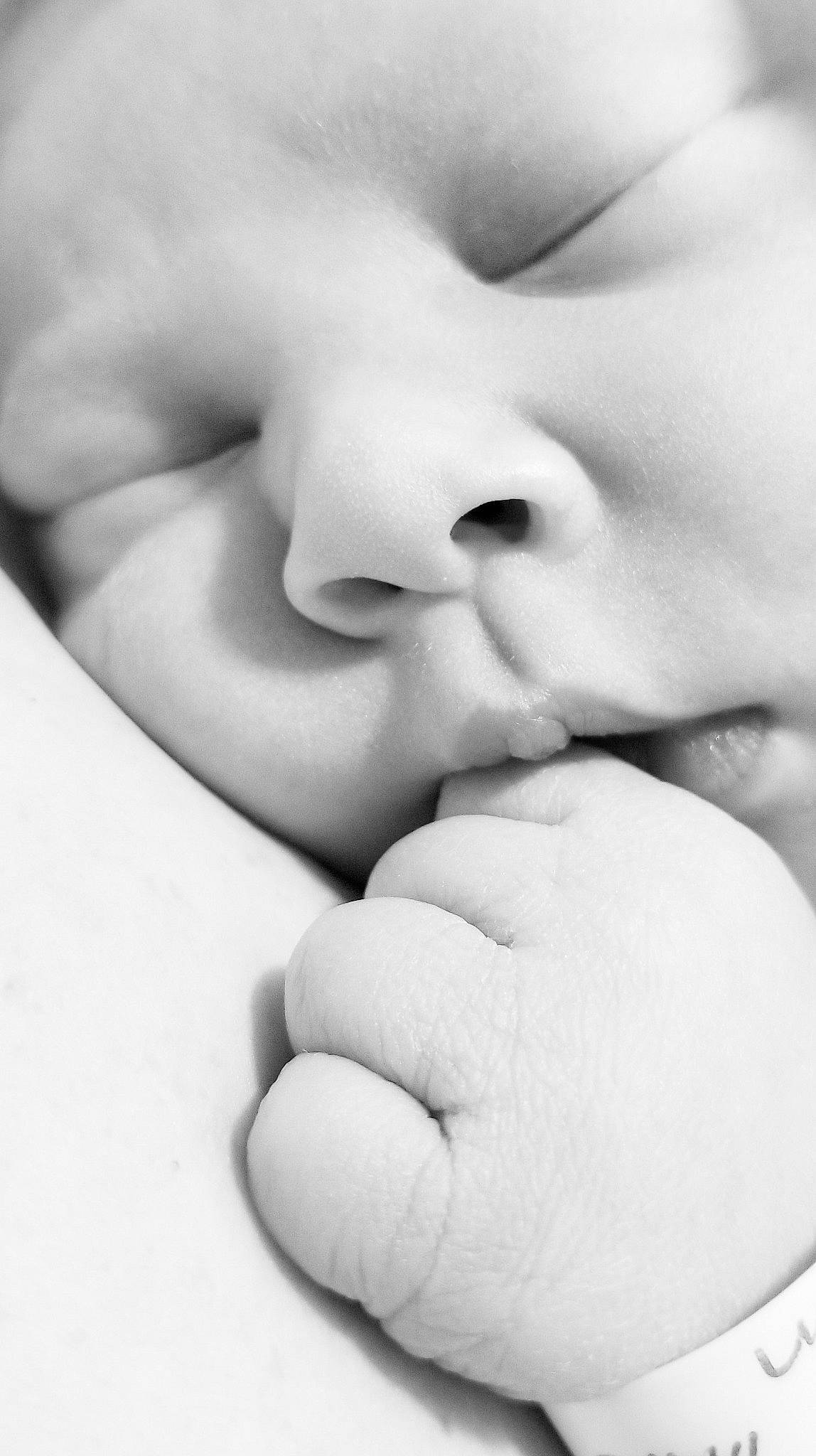 Arminius is registered to the contest to win money with this photo: baby, baby_sleeping, bedtime, birth, black_and_white, child, finger, gesture, hand, lip, mouth, nose, person, photography, portrait_photography, skin, sleep, toddler