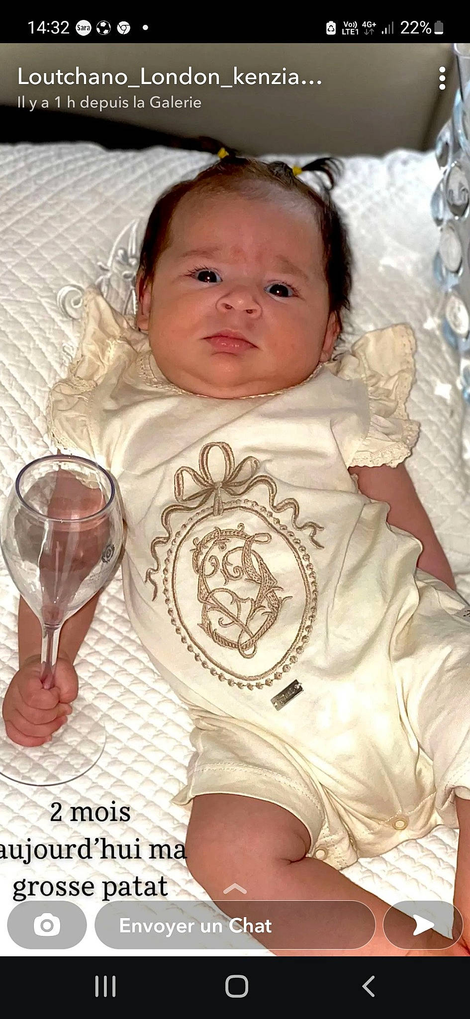 Chelsi a rejoint le concours — aidez-le/la à gagner de superbes lots ! baby, baby_toddler_clothing, barware, champagne_stemware, drinkware, eye, glass, happy, head, linens, neck, pattern, person, serveware, sleeve, snifter, stemware, tableware, toddler, white