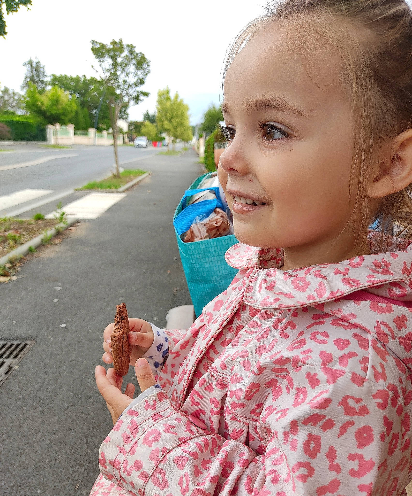 Aléria a rejoint le concours — aidez-le/la à gagner de superbes lots ! asphalt, facial_expression, fun, gesture, grass, hairstyle, hand, happy, head, lip, person, pink, plant, skin, sky, smile, standing, summer, thumb, toddler