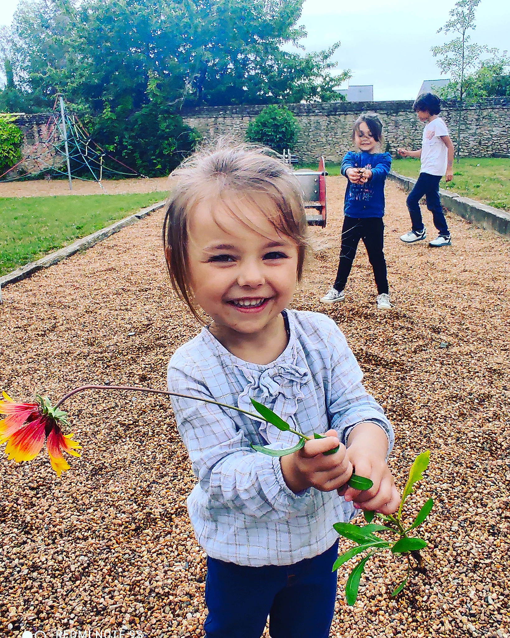 Aléria a rejoint le concours — aidez-le/la à gagner de superbes lots ! botany, child, fun, gesture, grass, grass_family, green, happy, joy, leaf, leisure, mammal, natural_environment, people_in_nature, person, plant, public_space, smile, summer, toddler