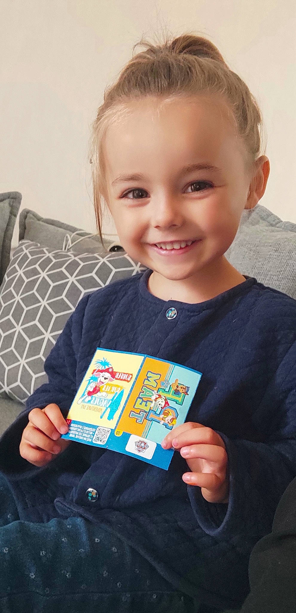 Aléria a rejoint le concours — aidez-le/la à gagner de superbes lots ! baby_toddler_clothing, beauty, book, cheek, child, couch, face, finger, fun, hand, happy, iris, joy, person, pillow, skin, sleeve, smile, standing, t_shirt