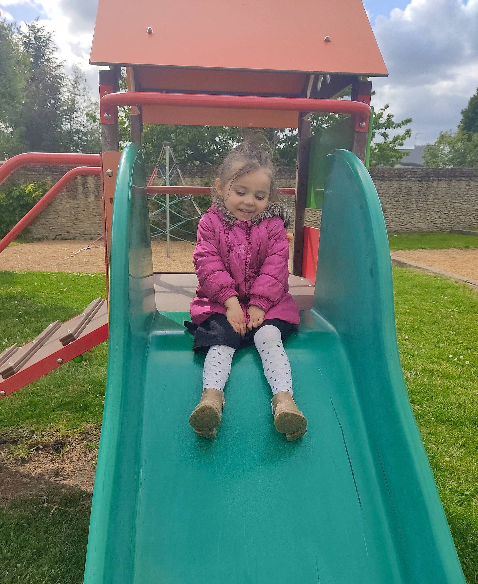 Aléria participe au concours pour gagner de l'argent avec cette photo : baby_toddler_clothing, chute, city, cloud, fun, grass, joy, leisure, outdoor_play_equipment, outdoor_recreation, person, plant, play, playground, playground_slide, playhouse, public_space, recreation, sky, t_shirt
