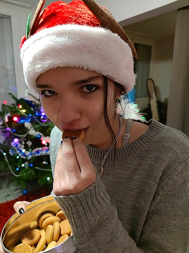 Iluna participe au concours pour gagner de l'argent avec cette photo : baked_goods, biscuit, bonnet, christmas, christmas_decoration, christmas_eve, christmas_ornament, christmas_tree, cookies_and_crackers, costume_accessory, costume_hat, dessert, finger_food, headwear, holiday, holiday_ornament, jewellery, person, snack, sweater