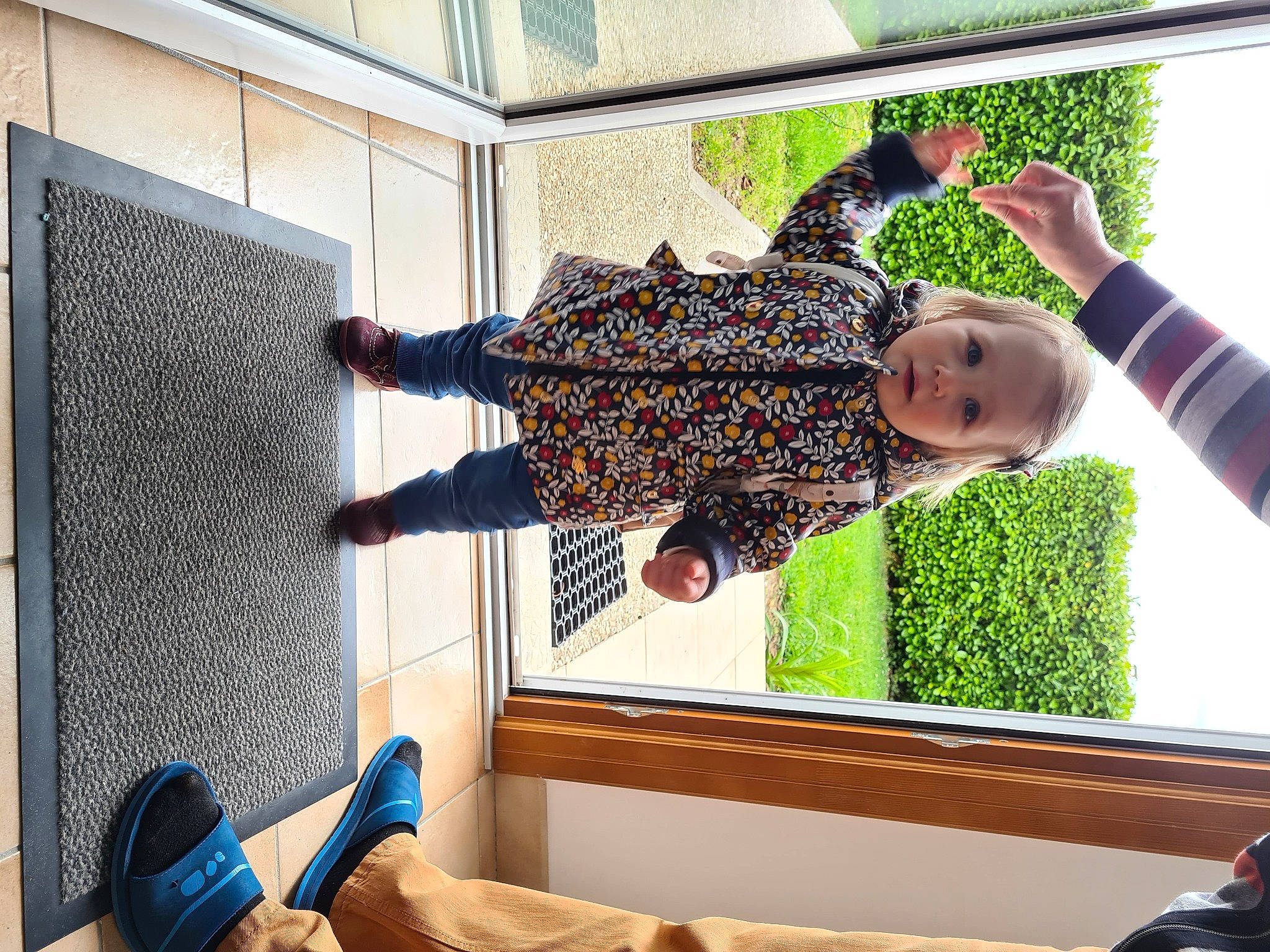 Charly a rejoint le concours — aidez-le/la à gagner de superbes lots ! chair, comfort, flooring, fun, grass, green, happy, human, leisure, pattern, person, plant, room, sitting, summer, visual_arts