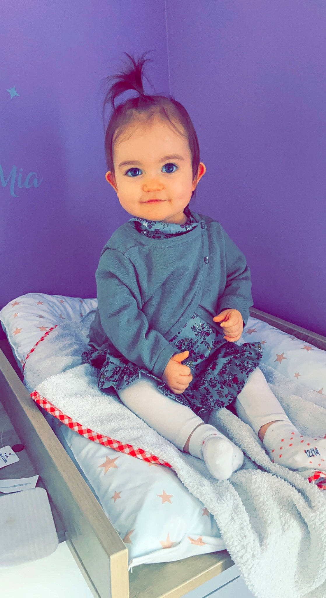 Mia a rejoint le concours — aidez-le/la à gagner de superbes lots ! baby_toddler_clothing, child, electric_blue, flash_photography, happy, human_leg, knee, leg, magenta, pattern, person, pink, purple, sitting, skin, sleeve, smile, sock, t_shirt, thigh