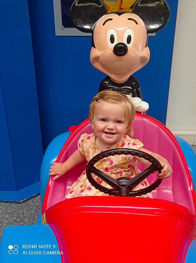 Sïyah participe au concours pour gagner de l'argent avec cette photo : animated_cartoon, baby_toddler_clothing, blue, child, fun, happy, joy, leisure, livestock, magenta, mascot, motor_vehicle, person, pink, recreation, smile, snapshot, stuffed_toy, toddler, toy