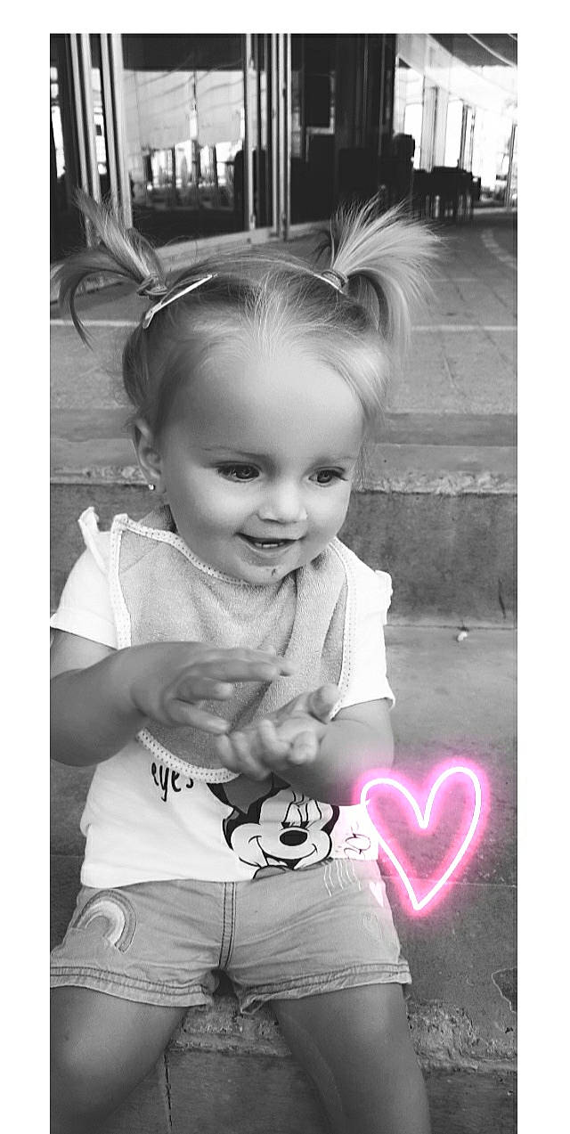 Sïyah participe au concours pour gagner de l'argent avec cette photo : black, black_and_white, child, cool, facial_expression, flash_photography, fun, gesture, hand, happy, human, joy, organ, people, person, photograph, smile, standing, style, t_shirt