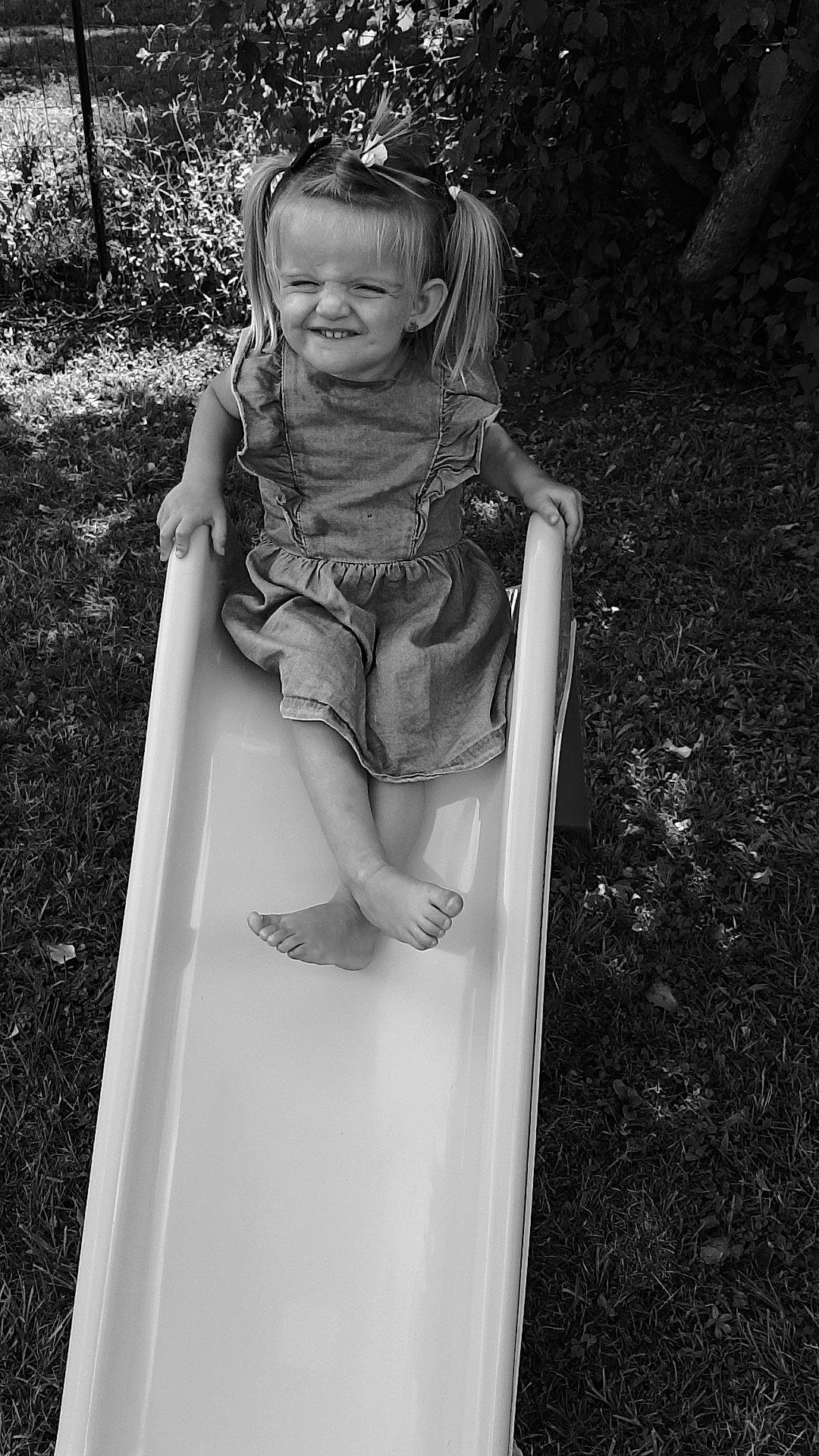 Haïvy participe au concours pour gagner de l'argent avec cette photo : black, black_and_white, chute, dress, eye, face, flash_photography, grass, hair, happy, head, human_body, joy, monochrome, monochrome_photography, people, person, plant, playground_slide, recreation