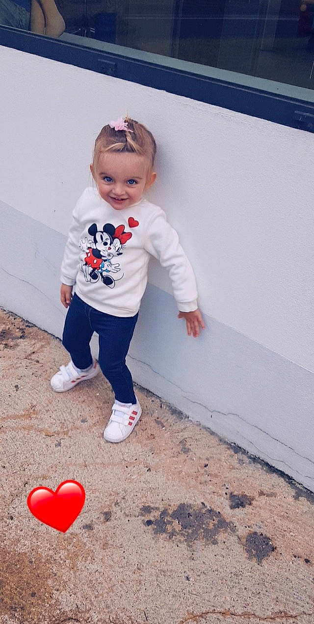 Haïvy participe au concours pour gagner de l'argent avec cette photo : baby_toddler_clothing, balloon, floor, flooring, foot, fun, happy, human_leg, joy, knee, leisure, pattern, people_in_nature, person, pink, recreation, red, sleeve, smile, t_shirt