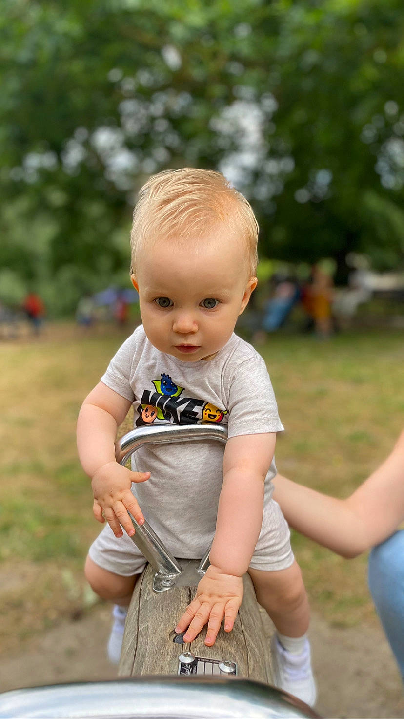 Matéo a rejoint le concours — aidez-le/la à gagner de superbes lots ! baby, baby_toddler_clothing, blond, child, eye, fun, grass, hairstyle, hand, happy, leisure, people_in_nature, person, plant, recreation, sitting, skin, sleeve, summer, toddler