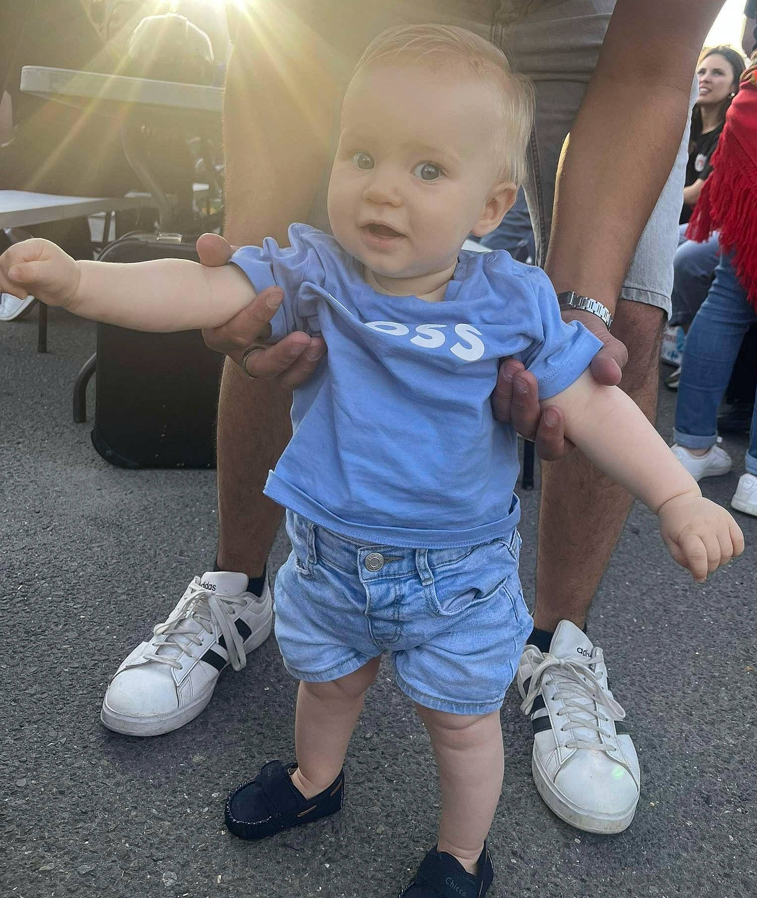 Matéo participe au concours pour gagner de l'argent avec cette photo : calf, electric_blue, eyewear, finger, footwear, gesture, happy, human_leg, joint, joy, leg, person, shoe, shorts, shoulder, sneakers, t_shirt, thigh, thumb, toddler