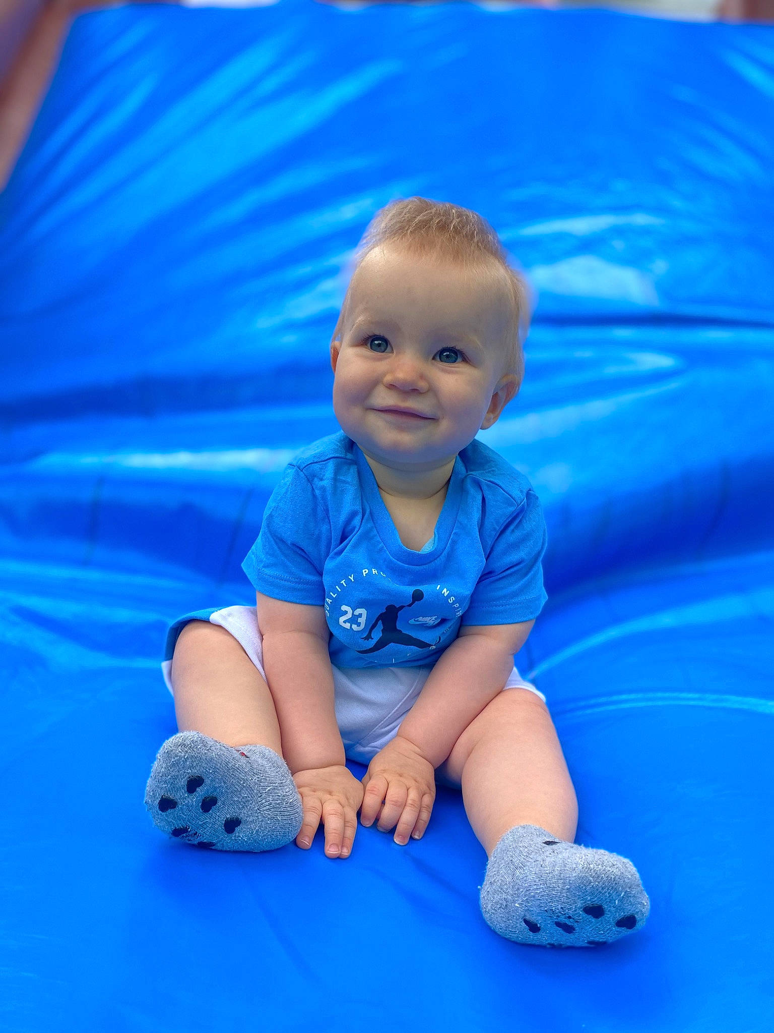 Matéo a rejoint le concours — aidez-le/la à gagner de superbes lots ! azure, baby, baby_toddler_clothing, blue, child, electric_blue, flooring, fun, grass, happy, human_leg, joy, knee, leisure, person, play, recreation, sitting, smile, sports