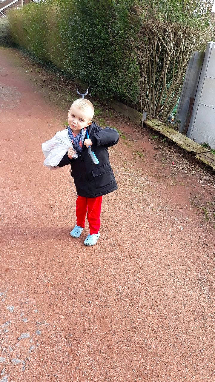 Maneo a rejoint le concours — aidez-le/la à gagner de superbes lots ! asphalt, child, person, play, toddler