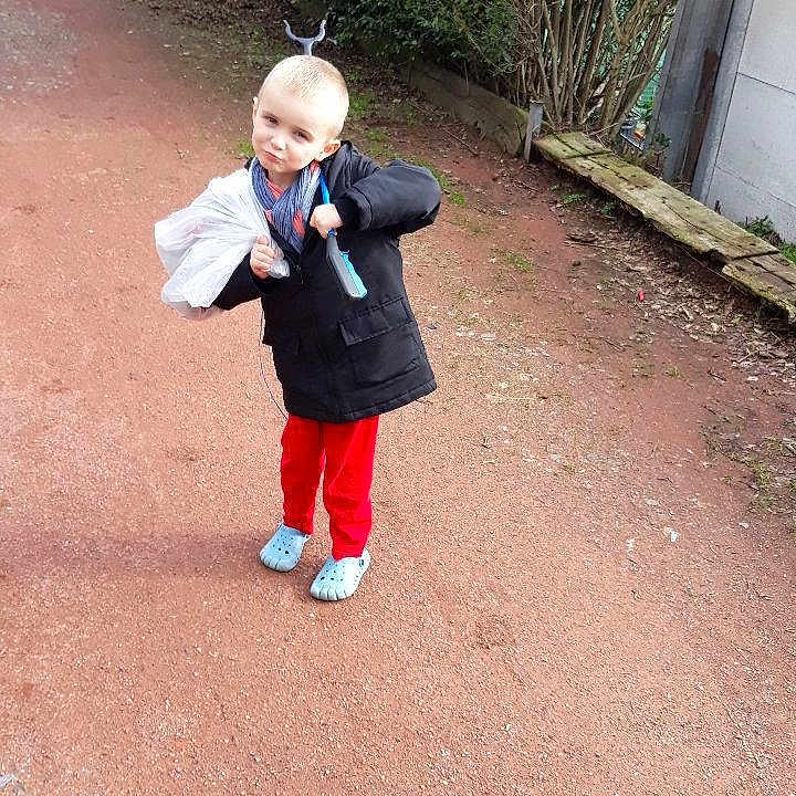 Maneo a rejoint le concours — aidez-le/la à gagner de superbes lots ! asphalt, child, person, play, toddler