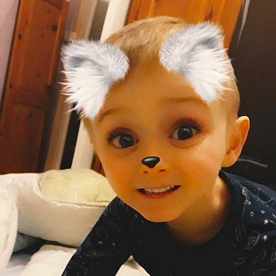 Maneo a rejoint le concours — aidez-le/la à gagner de superbes lots ! blond, cheek, child, ear, eye, eyebrow, face, forehead, fur, hair, hairstyle, head, human, iris, joy, lip, nose, person, selfie, skin