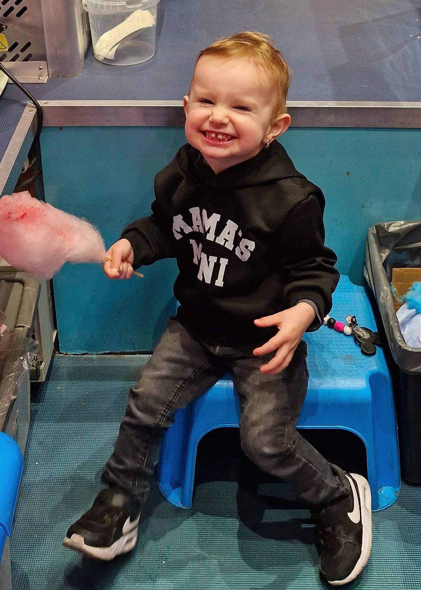 Alya a rejoint le concours — aidez-le/la à gagner de superbes lots ! chair, cool, electric_blue, fun, gas, hairstyle, happy, human_leg, joint, joy, knee, leg, person, shoe, sitting, smile, sneakers, sportswear, standing, t_shirt