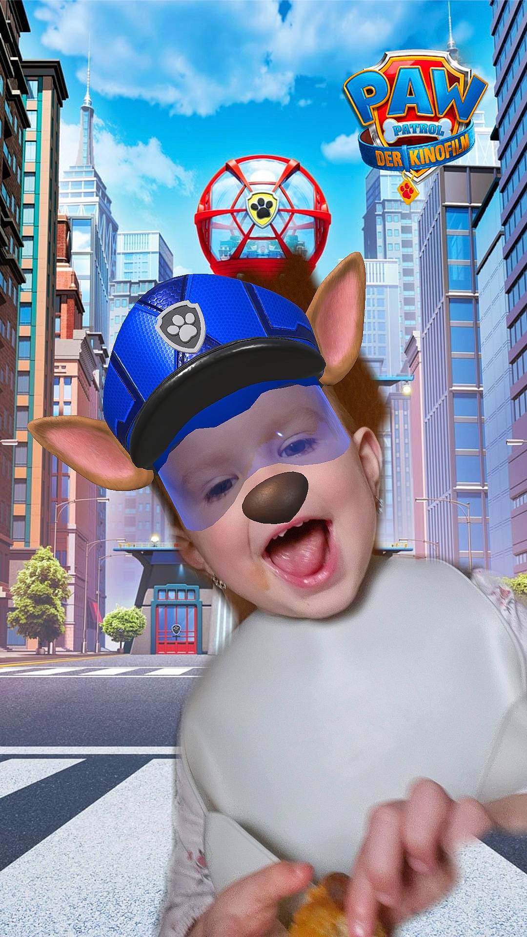 Alya participe au concours pour gagner de l'argent avec cette photo : animated_cartoon, animation, ball, blue, electric_blue, entertainment, eyewear, fictional_character, football, fun, gesture, happy, hat, headwear, leisure, person, pink, plant, recreation, smile