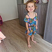 Alya participe au concours pour gagner de l'argent avec cette photo : balloons, barefoot, cabinet, child, colorful_dress, curly_hair, cute, decor, furniture, happy, indoor, person, playful, plush_toys, room, smiling, standing, toy, wooden_floor, young
