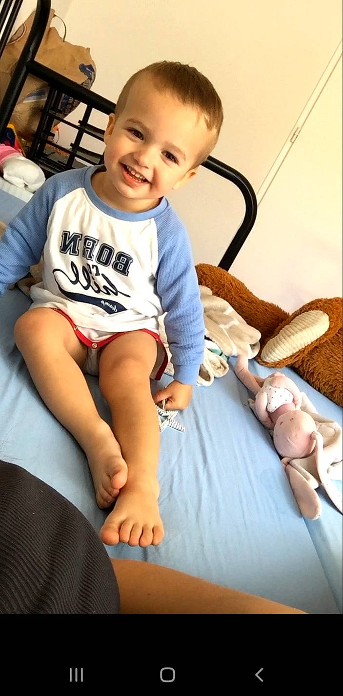 Wassim a rejoint le concours — aidez-le/la à gagner de superbes lots ! arm, baby, baby_toddler_clothing, child, comfort, elbow, finger, flash_photography, hand, happy, joint, joy, knee, leg, neck, person, shorts, skin, sleeve, smile