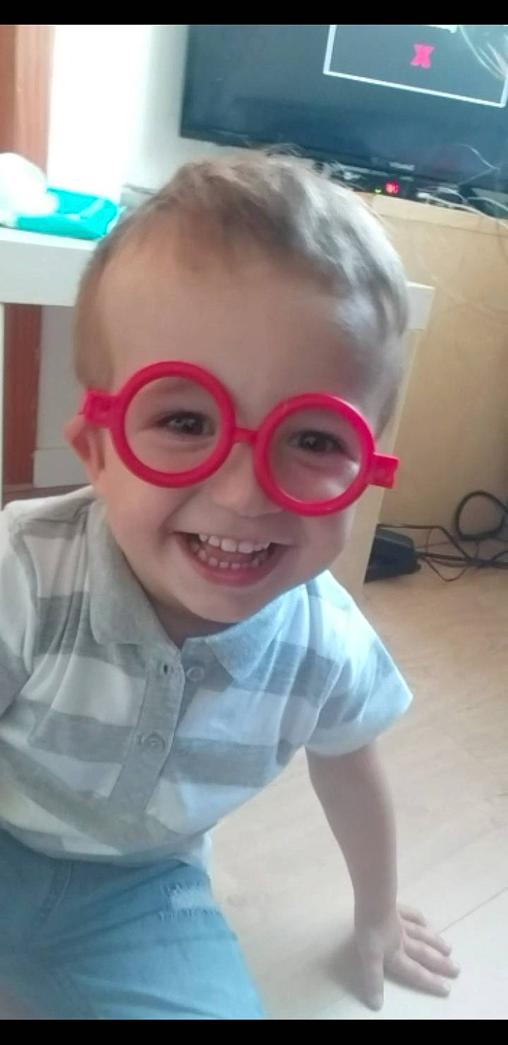 Wassim participe au concours pour gagner de l'argent avec cette photo : cheek, chin, clothing, ear, eyebrow, eyelash, eyewear, forehead, glasses, goggles, jaw, joy, lip, mouth, neck, nose, person, skin, sleeve, smile