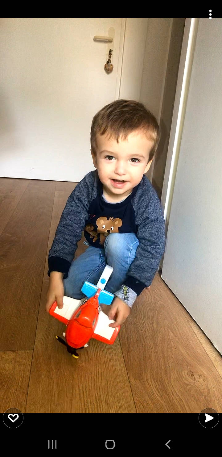 Wassim a rejoint le concours — aidez-le/la à gagner de superbes lots ! baby, baby_playing_with_toys, baby_toddler_clothing, child, electric_blue, floor, flooring, fun, happy, hardwood, knee, leg, person, sitting, sleeve, smile, sock, t_shirt, toddler, varnish