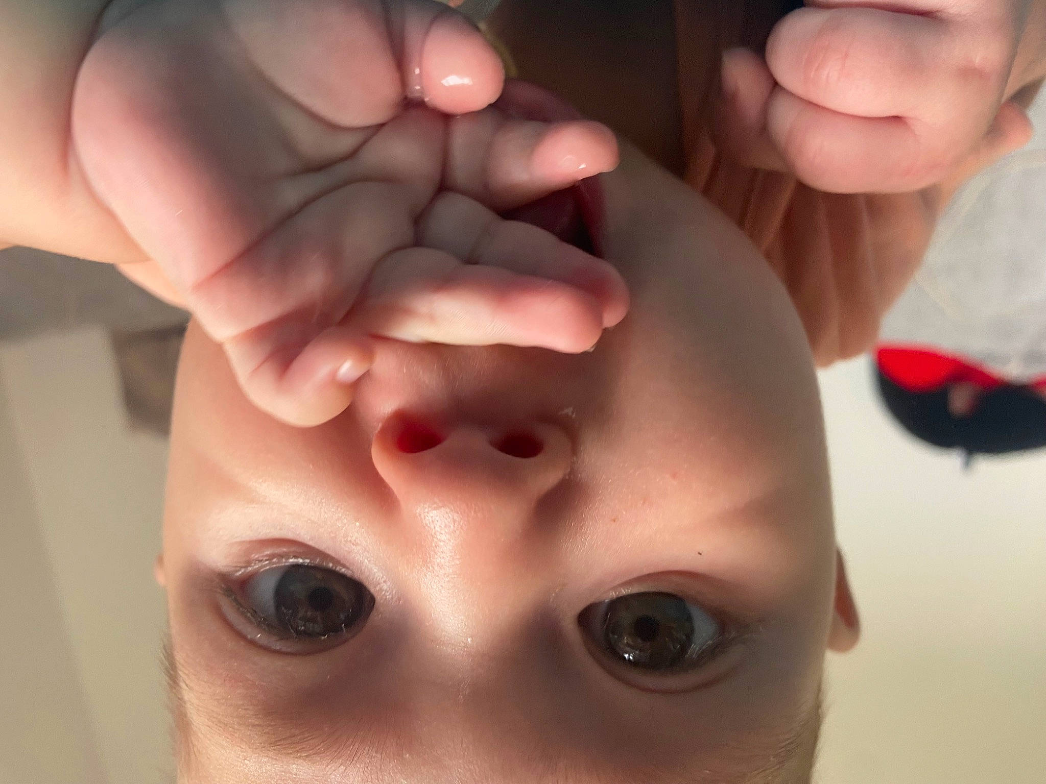 Alaric participe au concours pour gagner de l'argent avec cette photo : cheek, child, eyelash, finger, flesh, gesture, hand, mouth, nail, no_expression, nose, peach, person, skin, thumb, wrist