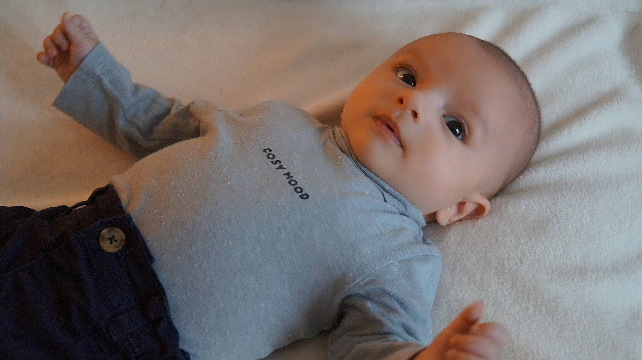 Malo participe au concours pour gagner de l'argent avec cette photo : baby, baby_products, baby_toddler_clothing, cheek, child, chin, comfort, eye, eyebrow, finger, gesture, happy, head, iris, lip, nose, person, skin, sleeve, toddler