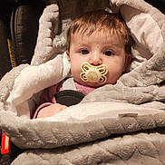 Nessia participe au concours pour gagner de l'argent avec cette photo : baby, infant, pacifier, blanket, car_seat, face, eyes, hair, hood, coat, strap, buckle, cute, cozy, plush, closeup, portrait, indoor, hand, fabric_texture