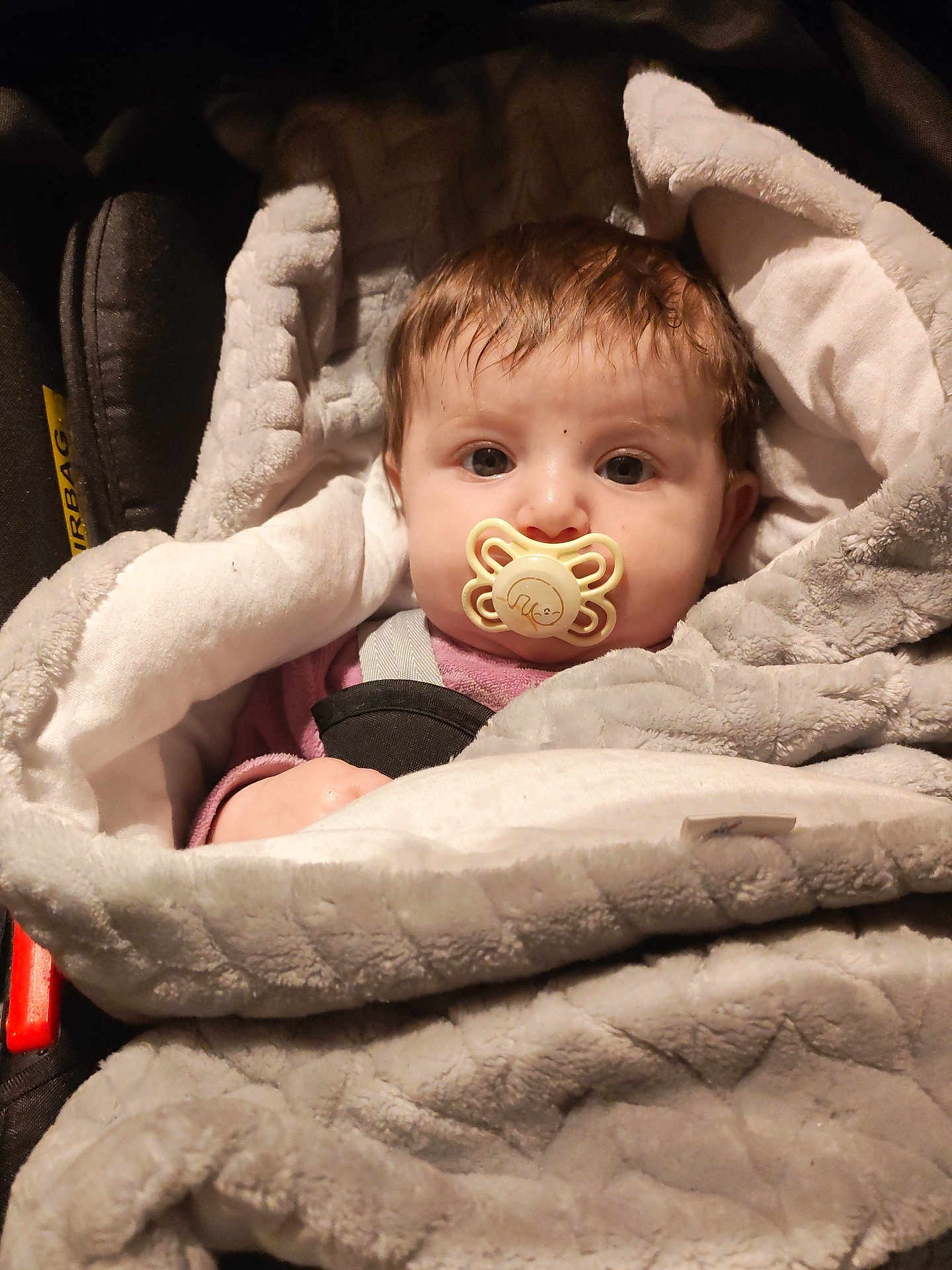 Nessia participe au concours pour gagner de l'argent avec cette photo : baby, infant, pacifier, blanket, car_seat, face, eyes, hair, hood, coat, strap, buckle, cute, cozy, plush, closeup, portrait, indoor, hand, fabric_texture