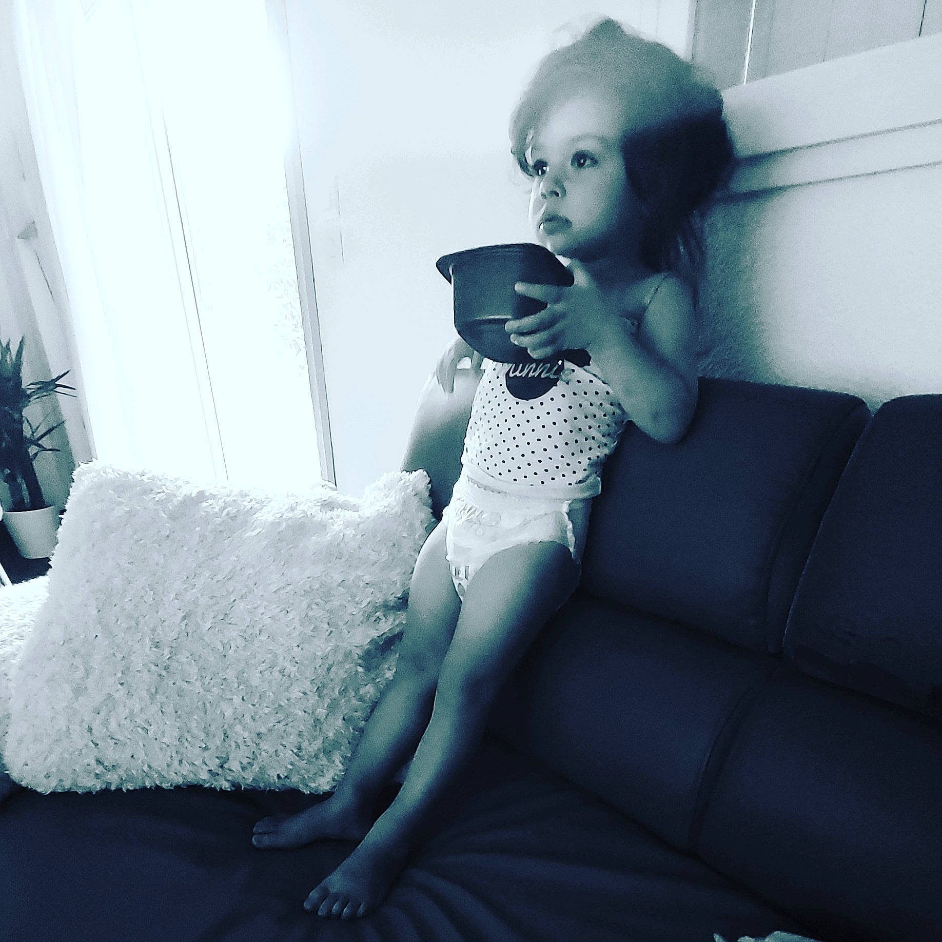 Giulia a rejoint le concours — aidez-le/la à gagner de superbes lots ! beauty, black_and_white, couch, dress, eye, fashion, fur, furniture, joint, leg, lip, long_hair, model, person, photo_shoot, photography, retro_style, selfie, shoulder, sitting