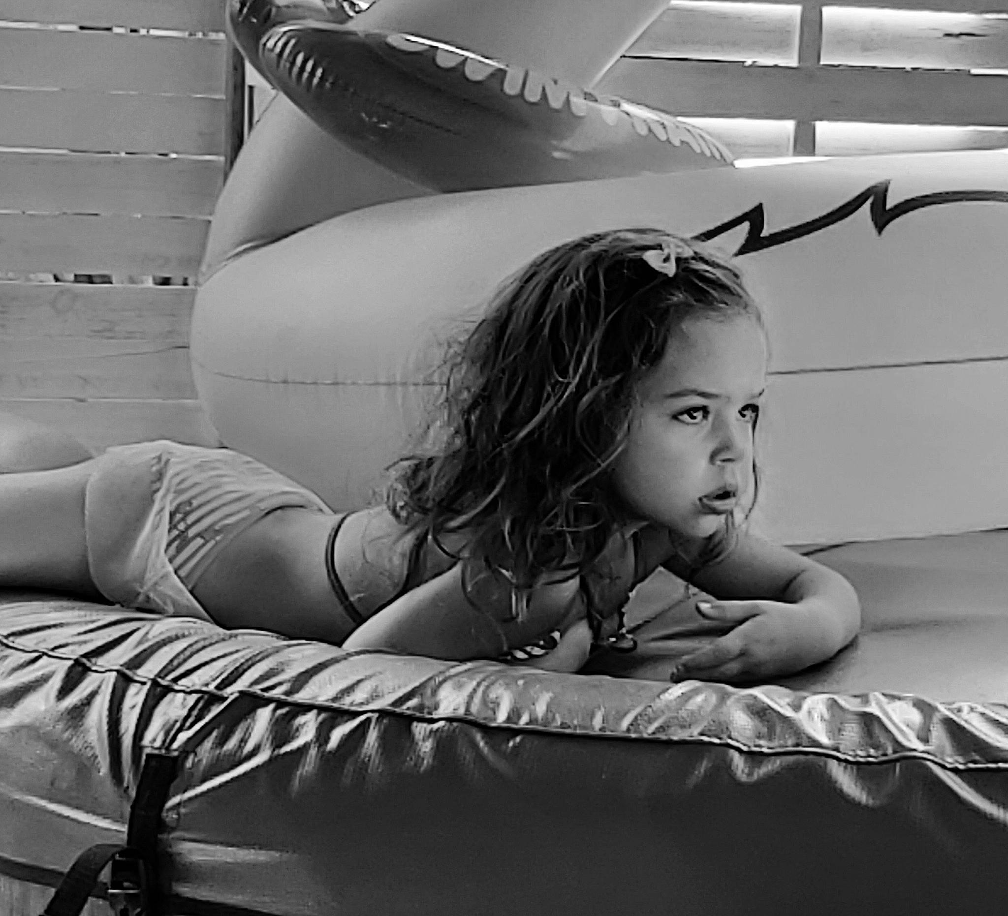 Giulia participe au concours pour gagner de l'argent avec cette photo : arm, beauty, black, black_and_white, child, elbow, eye, human_leg, leg, model, monochrome, monochrome_photography, person, photo_shoot, photograph, photography, smile, snapshot, stock_photography, style