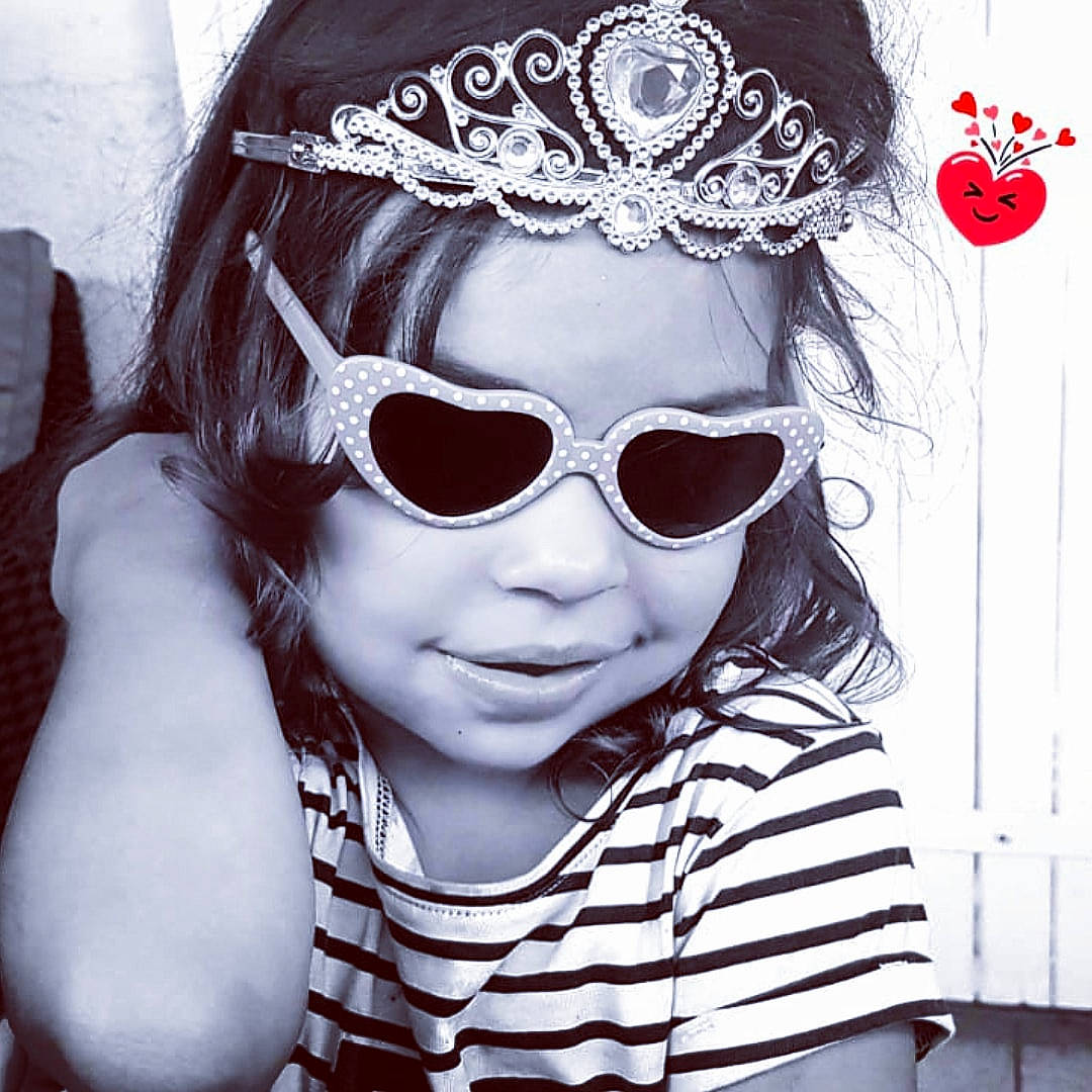 Giulia a rejoint le concours — aidez-le/la à gagner de superbes lots ! cool, costume_accessory, eyewear, face, fashion_accessory, glasses, hair_accessory, head, headgear, headpiece, headwear, person, photography, sunglasses, vision_care, white