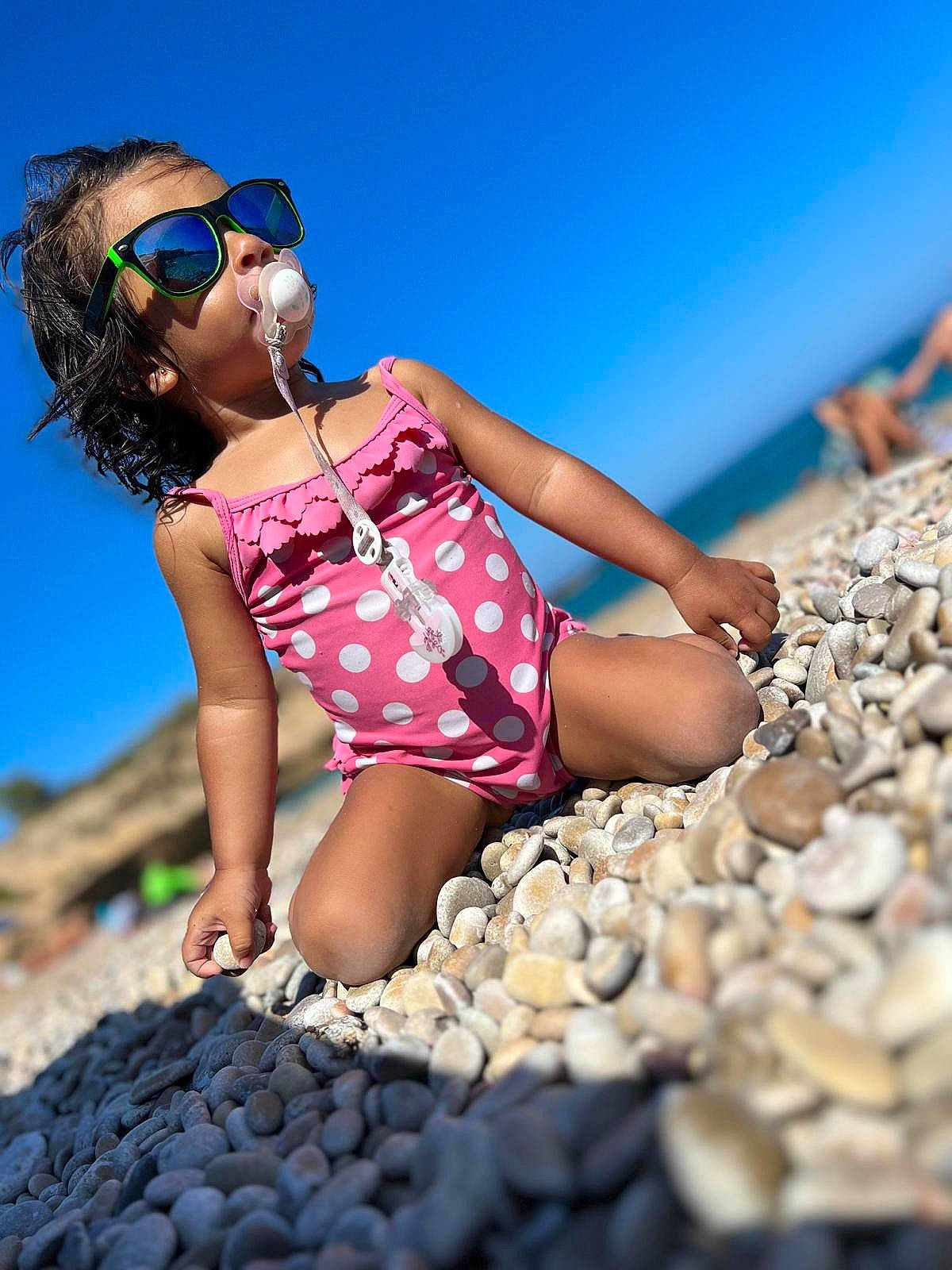 Shanna participe au concours pour gagner de l'argent avec cette photo : azure, beauty, electric_blue, eyewear, flash_photography, fun, goggles, happy, human, human_leg, landscape, leisure, morning, people_in_nature, person, sand, sky, sunglasses, thigh, travel