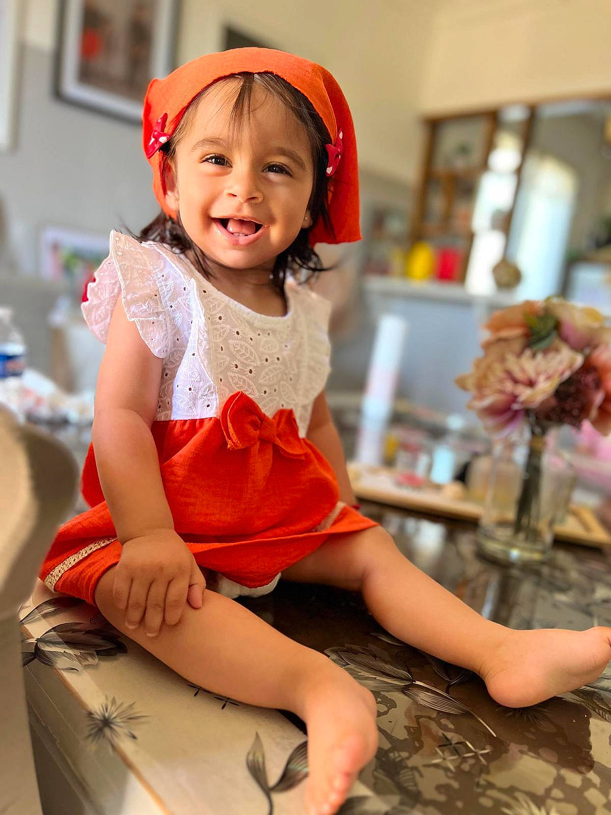 Shanna participe au concours pour gagner de l'argent avec cette photo : baby_toddler_clothing, child, event, face, facial_expression, fun, happy, hat, human_leg, joy, knee, leisure, person, pink, room, shorts, sitting, skin, sleeve, smile