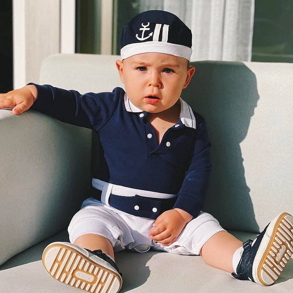 Enzo a rejoint le concours — aidez-le/la à gagner de superbes lots ! arm, blazer, cap, collar, comfort, elbow, face, gesture, headwear, human_leg, joint, knee, leg, person, shoe, sleeve, sneakers, sock, sorrow, thigh